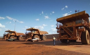 Самосвалы-роботы на службе в рудниках Австралии